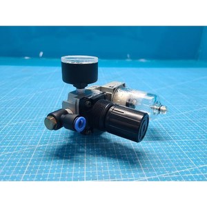 Ensemble filtre-régulateur d'air SMC AR2000-02G-R + AF2000-02-R + G36-10-01 d'occasion pour équipement semi-conducteur Legacy - Product Image 4