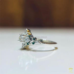Anillo de Compromiso y Boda Vintage de Plata de Ley Chapado en Oro de 14K con Tres Piedras de Moissanita Tallada de Trisha Jewels para Mujer - Product Image 3