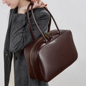 Sac carré à bandoulière en cuir véritable pour femme - Product Image 2