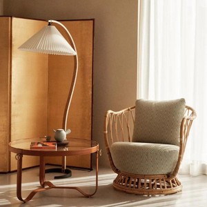 Lámpara de pie moderna de mediados de siglo con estructura metálica curva y pantalla plisada - Product Image 6