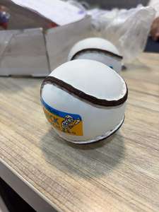 Balón de Hurling Cosido a Mano Janoon Sports, Balón Sliotar Premium Modelo JHB-1245, Duradero para Partidos y Prácticas, Logotipo Personalizado - Product Image 2