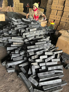 Charbon de bois noir personnalisé, type C, en briquettes, pour barbecue, sans fumée, fabriqué en machine au Vietnam, meilleure qualité, 7000-8000 Kcal/kg, fixe - Product Image 2