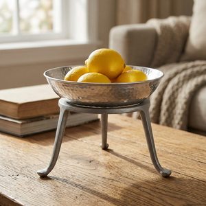 Bol décoratif en aluminium fait main de 24 cm, finition argentée martelée brillante, sur support trépied en fonte - pour la décoration intérieure ou l'utilisation hôtelière - Product Image 1