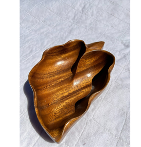 Bol en bois artisanal poli de forme de feuille, idéal pour les fêtes d'anniversaire, la décoration de table et le service. - Product Image 1