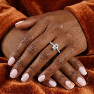 Anillo de Plata 925 Chapado en Oro con Moissanita de Corte Ovalado de Lujo, Engaste de Garras, para Compromiso, Boda, Aniversario, Regalo para Mujer - Product Image 5