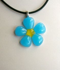 Collar con Colgante de Resina Teñida a Mano TCE, Joyería de Inspiración Natural, Regalo Minimalista de Moda para Mujer, Hecho por Artesanos - Product Image 5