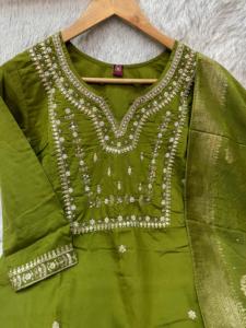 ชุดผ้าไหมมัสลินอินเดียปากีสถาน ดีไซน์ทันสมัย ตกแต่งด้วยงานแจ็คการ์ด  ชุดออกงานสำหรับผู้หญิง  งานแต่งงาน  ชุดพื้นเมือง  รุ่นล่าสุด  ดีไซน์พิเศษ - Product Image 4