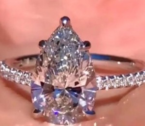 Anillo de Aniversario con Diamante Blanco en Forma de Pera, Plata de Ley con Engaste Solitario y un Sutil Halo Oculto para Mujeres y Seres Queridos - Product Image 2