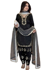 Ensemble de soirée de créateur en satin de verre pur, comprenant un haut et un pantalon palazzo avec dupatta, orné de broderies, de sequins et de motifs de rivets et de perles, style Kameez. - Product Image 2