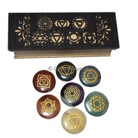 Ensemble de 7 pierres des chakras sculptées et gravées, coffret cadeau en bois, pierres précieuses naturelles authentiques, respectueuses de l'environnement, style mascotte de l'amour Feng Shui