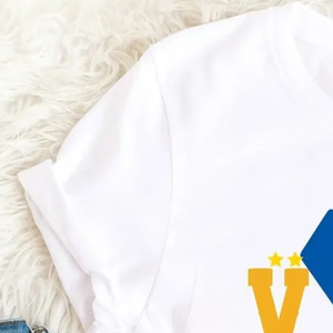 เสื้อยืดสีขาว ΣΓΡ VOTE สำหรับผู้หญิง ลายกราฟิกชมรมนักศึกษากรีก แขนสั้น คอกลม ลายข้อความเกี่ยวกับการลงคะแนนเสียง เสื้อผ้าลำลองสำหรับวิทยาเขต สามารถสั่งทำได้ - Product Image 3