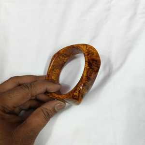 Bracelet en résine écologique fait main avec motif grain de bois naturel, forme personnalisée, bijou artisanal de collection, Nouvel An - Product Image 1