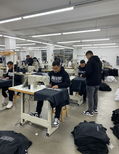 เสื้อยืดวัสดุคุณภาพดีที่สุด ล้างสีแบบแอซิดวอช สินค้าขายดี ปักโลโก้แบบดิสเทรสตามสั่ง ตัดเย็บอย่างสมบูรณ์แบบ ทรงหลวมใส่สบาย - Product Image 5