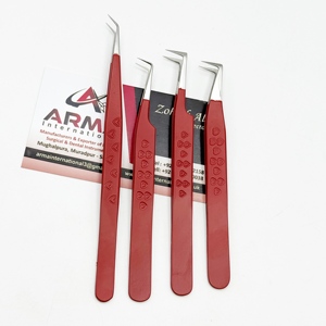 Pinzas Profesionales Ecológicas para Extensión de Pestañas con Logotipo Personalizado, Punta Puntiaguda, Mango Sostenible con Estampado de Corazón y Recubrimiento Rojo - Product Image 3