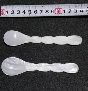 Cuillère en nacre de qualité supérieure avec manche unique en forme de poisson pour une mise en scène esthétique de table, cuillère en coquille de conque naturelle en nacre - Product Image 2