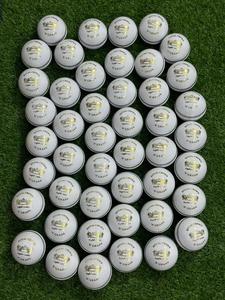 Balle de cricket en cuir blanc Royal Crown, conforme aux réglementations MCC, qualité supérieure, 5 1/2 oz, 50 overs, vente flash, balle dure en cuir - Product Image 5