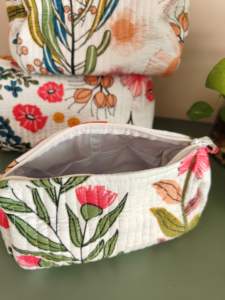 Juego de neceseres acolchados de algodón, neceser de maquillaje floral de 3 piezas, neceser estampado hecho a mano, juego de neceseres White Meadows de 3 piezas - Product Image 2