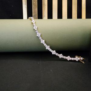Pulsera de Lujo Chapada en Oro de 18K con Diamantes, Diseño Floral de Corte Brillante Redondo, Engaste de Garra, Joyería de Eslabones para Mujer, Boda - Product Image 1