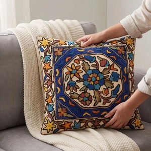 Kashmiri crewel ปลอกหมอนอิงปักลาย-เหรียญแปดเหลี่ยมสีครีมและโคบอลต์สีน้ำเงิน - Product Image 3