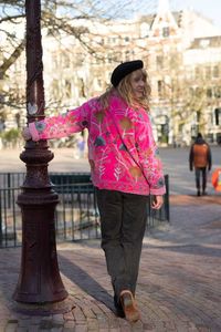 Veste en coton rose vif brodée, motif floral Suzani, réversible, col montant en satin, matelassée, logo personnalisé RAJASTHANI - Product Image 4