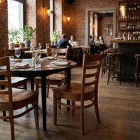 Chaise d'appoint traditionnelle en bois de caoutchouc avec dossier en échelle et finition chêne, chaise de salle à manger en bois pour restaurant, hôtel et mobilier OEM
