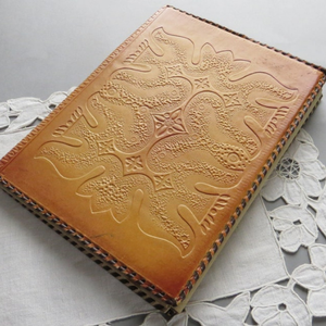 Diario de Cuero Grabado Vintage, Cuaderno con Diseño de los Años 70 Sin Usar, Diario de Tapa Dura Marrón Antiguo, Libro de Escritura de Cuero Retro - Product Image 4
