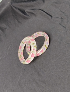 Brazalete de Resina Floral, Redondo, Hecho a Mano, Transparente, con Patrón de Flores Rosas y Moradas, Joyería Artesanal para Mujeres y Niñas - Product Image 1