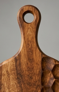 Tabla de cortar redonda de madera de mango con textura de panal tallada, tabla para pizza, tabla para servir pan y queso con orificio - Product Image 4