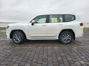 Toyota Land Cruiser SUV LC300+EXECUTIVE 70e anniversaire 7 places, version européenne, 305 kW 415 ch, essence, transmission automatique, version allemande, neuf. - Product Image 3