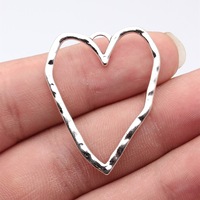 Colgante de Corazón Abierto Texturizado de 39x31mm en Aleación de Zinc Plateado Antiguo para Recuerdo de Ramo de Novia