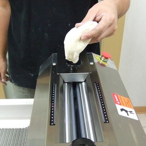Banh mi Viet Nam Restaurant Bread Dough Moulder High Quality French Baguette Making Machine 30g - 400g Tabletop Dough Moulder - Product Image 4