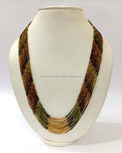 Collier chic en perles de verre avec un design multicolore et une texture lisse, idéal pour la mode moderne et les tenues audacieuses - Product Image 5