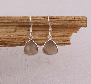 Orecchini all'ingrosso in pietra di luna naturale, argento sterling 925, taglio trilione, con gemma, realizzati a mano, calcedonio pesca, del produttore - Product Image 1