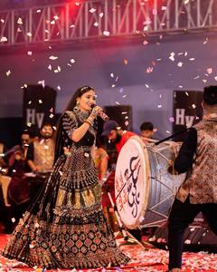 Lehenga Choli en Soie Noire de Créateur pour Femme, Traditionnel Brodé, pour Navratri, avec Chaniya Choli et Dupatta Extensible, Résistant au Soleil - Product Image 4