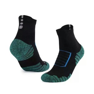 ถุงเท้ากีฬาข้อสั้นระบายอากาศแห้งเร็วไร้ตะเข็บสำหรับฤดูใบไม้ร่วง ผลิตจากผ้าฝ้าย 100% รับผลิตตามแบบ OEM พร้อมสกรีนโลโก้ - Product Image 5