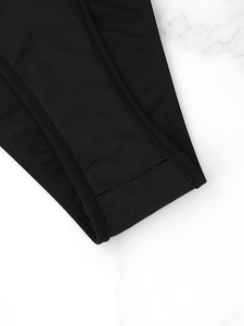 Ensemble de bikini croisé noir uni pour femme avec bas string échancré et extensible - Product Image 3