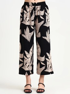 Conjunto de Kurta y Pantalón con Estampado Floral Negro, Cómodo para Uso Diario o en Casa, Disponible en Grandes Cantidades - Product Image 4