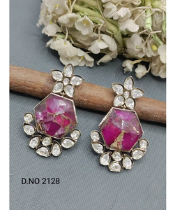 Elegantes Pendientes Colgantes con Acabado Dorado Antiguo y Moissanita, con Patrones Artísticos Decorativos para Bodas y Eventos Tradicionales en India - Product Image 1