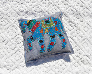 Fundas de Cojín Elegantes y Vibrantes en Azul y Amarillo con Bordado de Caballo, 100% Algodón Ecológico - Product Image 3