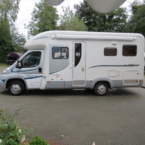 Camping-car familial de luxe aux normes australiennes avec un espace de vie confortable, un intérieur fonctionnel et un design familial. - Product Image 4