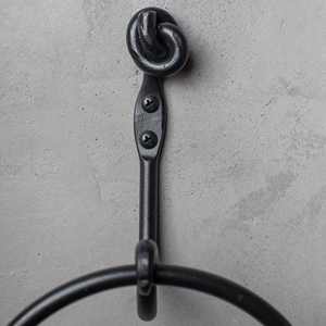 Anillo para toallas de hierro de primera calidad con diseño decorativo de nudo en la parte superior para montaje en pared del baño, soporte metálico de estilo rústico para casa de campo - Product Image 2