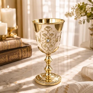 Gobelet élégant à bord doré avec accent en cristal, coupe à vin en laiton faite à la main, décoration de mariage - Product Image 1