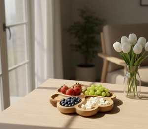 Plateau de service et planche à charcuterie en bois de hêtre poli en forme de cœur - Qualité professionnelle pour la restauration, design rustique - Product Image 2