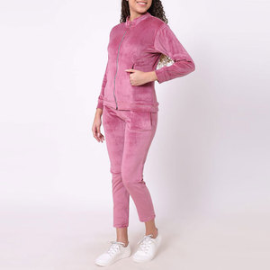 Survêtement en velours pour femme, texture riche, confortable par temps froid, style moderne inspiré du streetwear, confortable pour l'hiver - Product Image 2