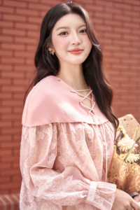 เสื้อผู้หญิงสีชมพูสไตล์วินเทจลำลองลายดอกไม้ผ้าชีฟองแขนบอลลูนคอวีลูกไม้โปร่งลายแจ็คการ์ดโรแมนติกสำหรับผู้หญิง ARABELL - Product Image 4
