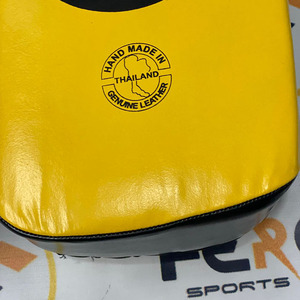 แผ่นรองเตะฝึกซ้อม Fairtex สีเหลืองดำ แบบโค้ง คุณภาพพรีเมียม ผลิตตามสั่ง ทำจากหนังแท้ สำหรับคิกบ็อกซิ่ง - Product Image 4