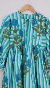 Vestido midi de gasa de algodón con estampado artesanal |   Estilo Boho con Cuello Profundo - Product Image 3