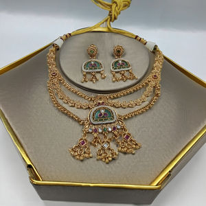 Parure de bijoux indiens vintage en laiton plaqué or antique avec pierres en verre et émail vert pour mariée et fête - Product Image 1