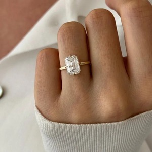 Anillo de Compromiso con Diamante Cultivado en Laboratorio, Corte Esmeralda, Diseño Único, Halo Oculto, Oro Amarillo de 18k, 3 Quilates, Certificado IGI - Product Image 1