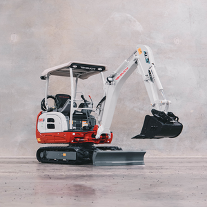 Mini-excavatrice Takeuchi conçue pour des travaux de précision, de terrassement, d'aménagement paysager, de préparations au sol et de projets de construction, efficace et performante. - Product Image 1